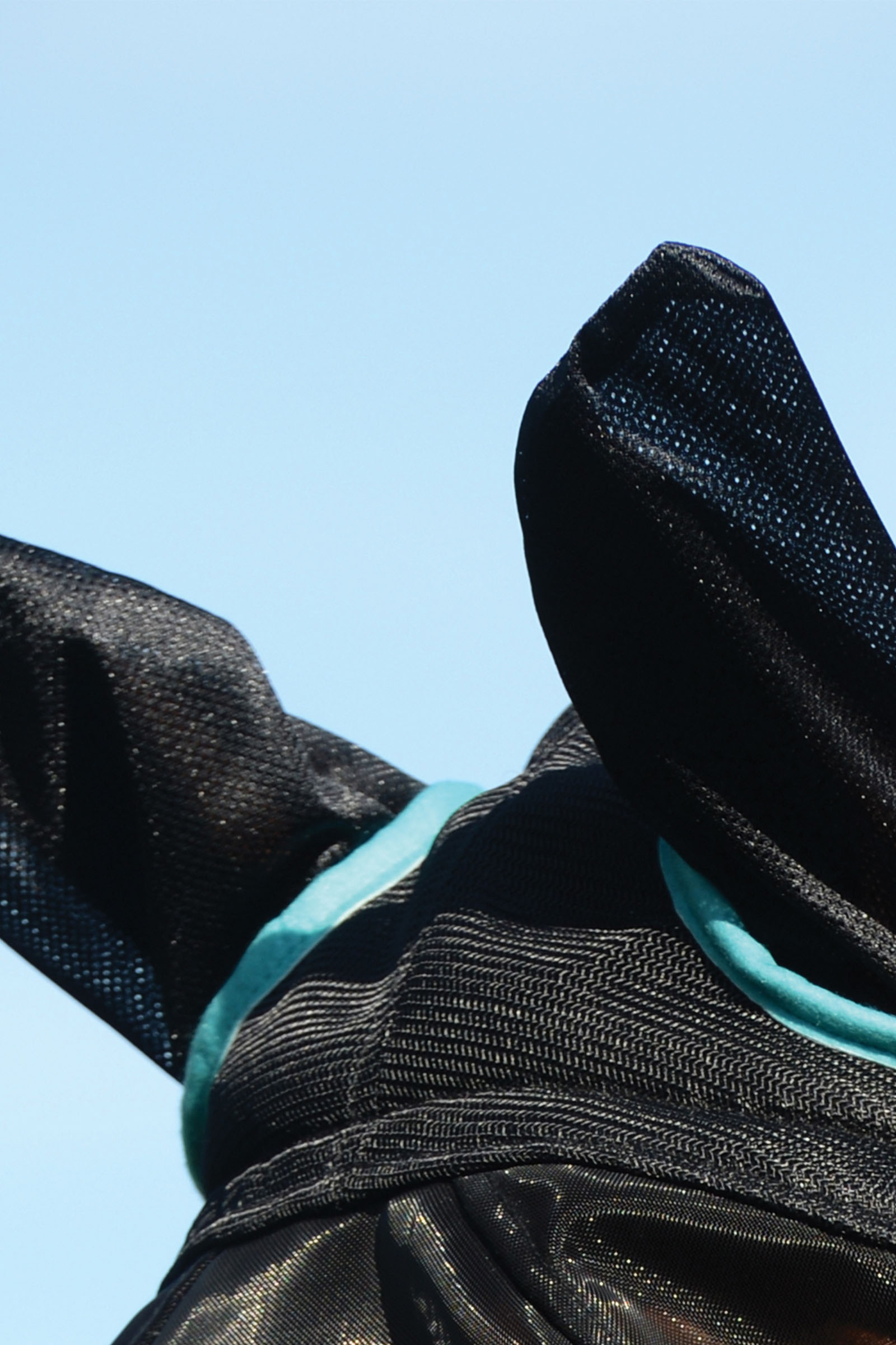 Weatherbeeta Comfitec Deluxe hienoverkkomaski korvilla ja tupsuilla