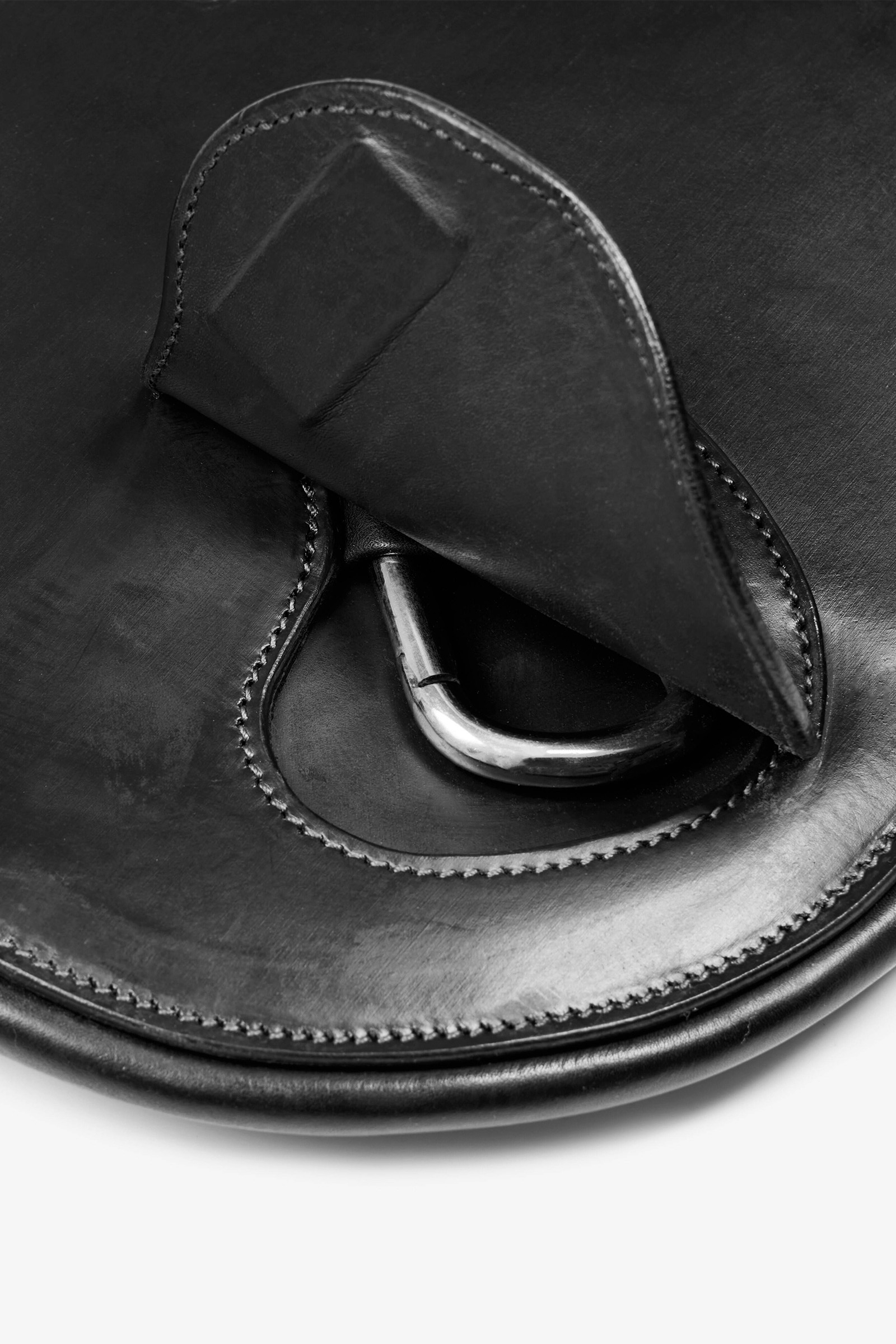 LeMieux Gel-Tek anatominen lyhyt satulavy&ouml; vatsapanssarilla ja magneetilla