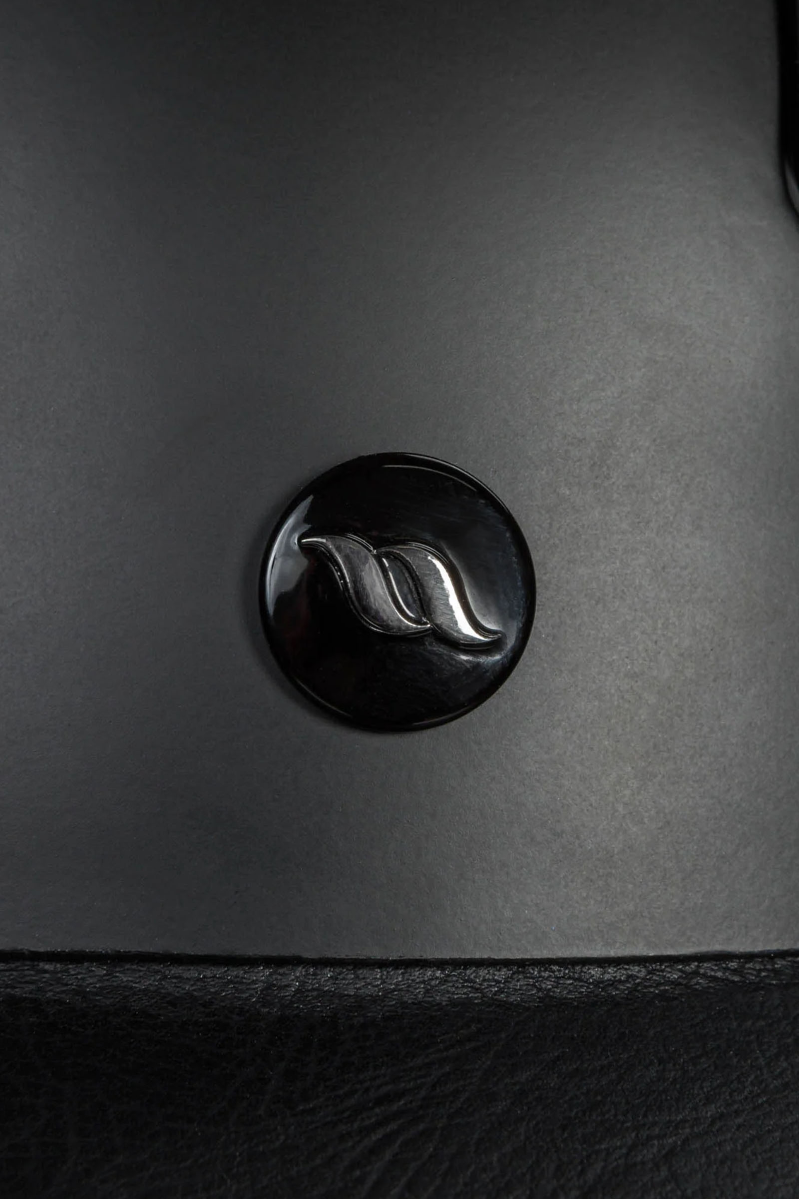 Back on Track Neoz ratsastuskyp&auml;r&auml; sile&auml;ll&auml; yl&auml;osalla