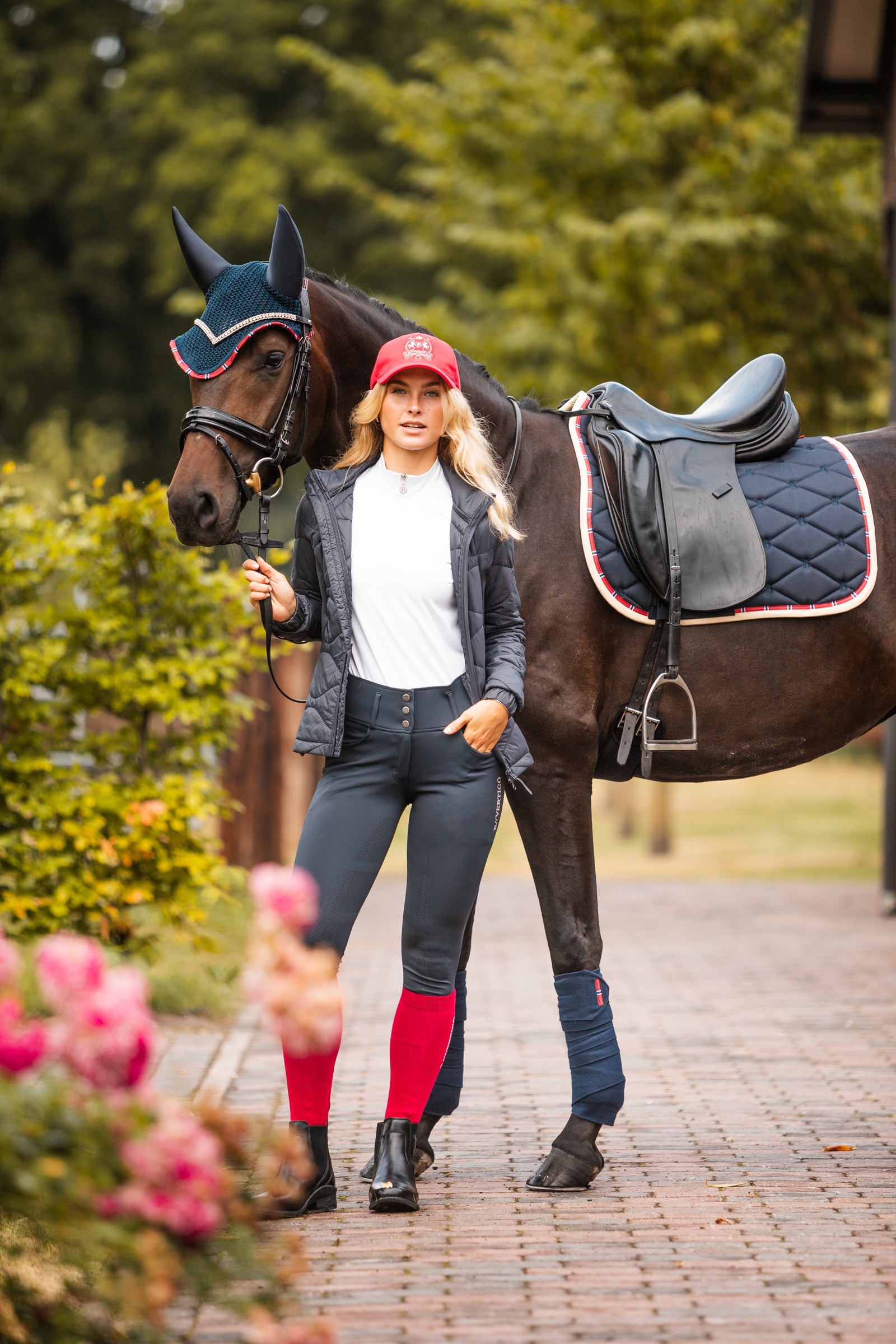 B Vertigo Amory koulusatulahuopa brodeeratuilla monogrammeilla