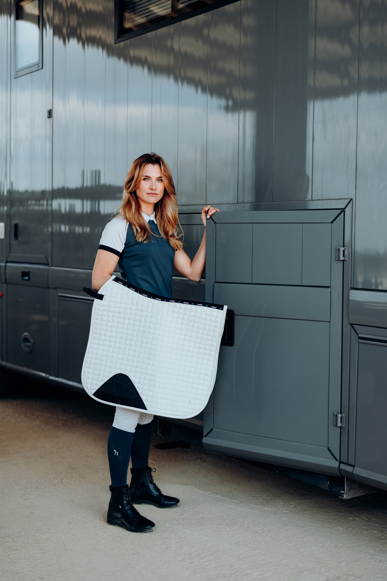 Horze viilent&auml;v&auml; koulusatulahuopa  