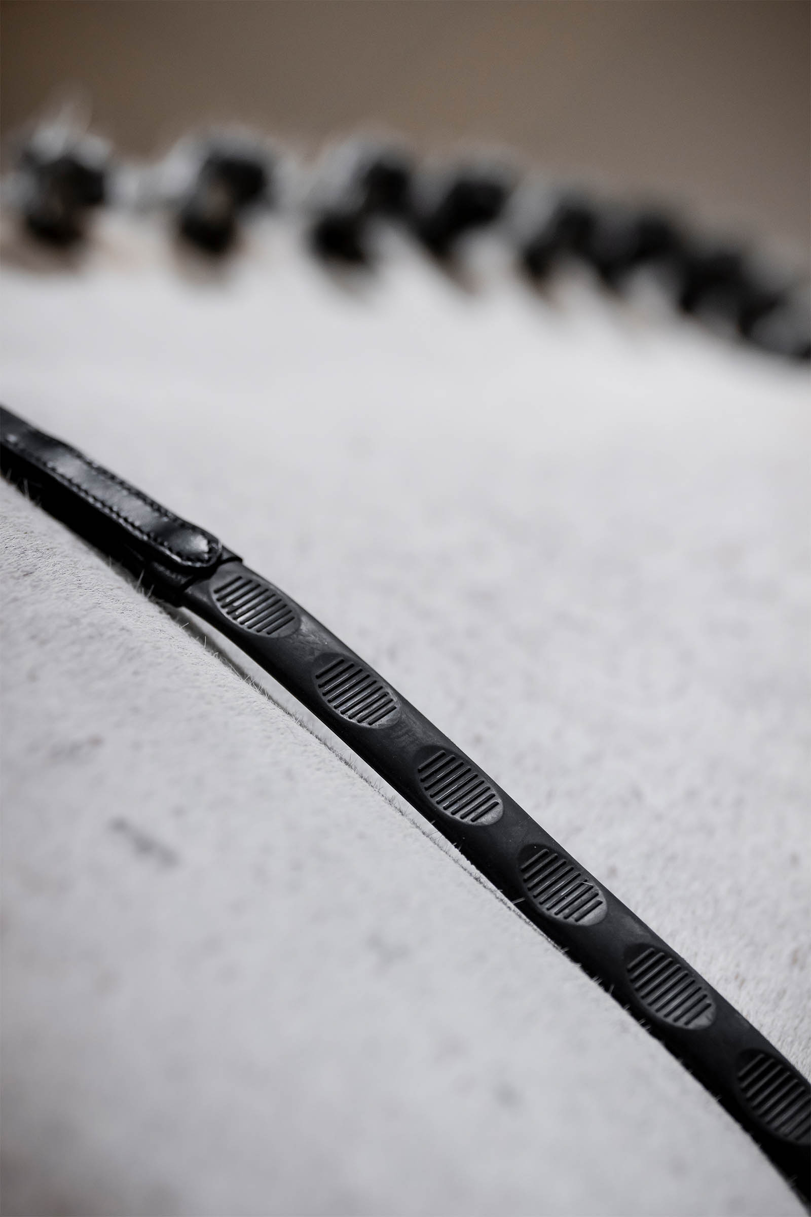 Black Horseware kumiohjat, joissa peukalon pitopinta