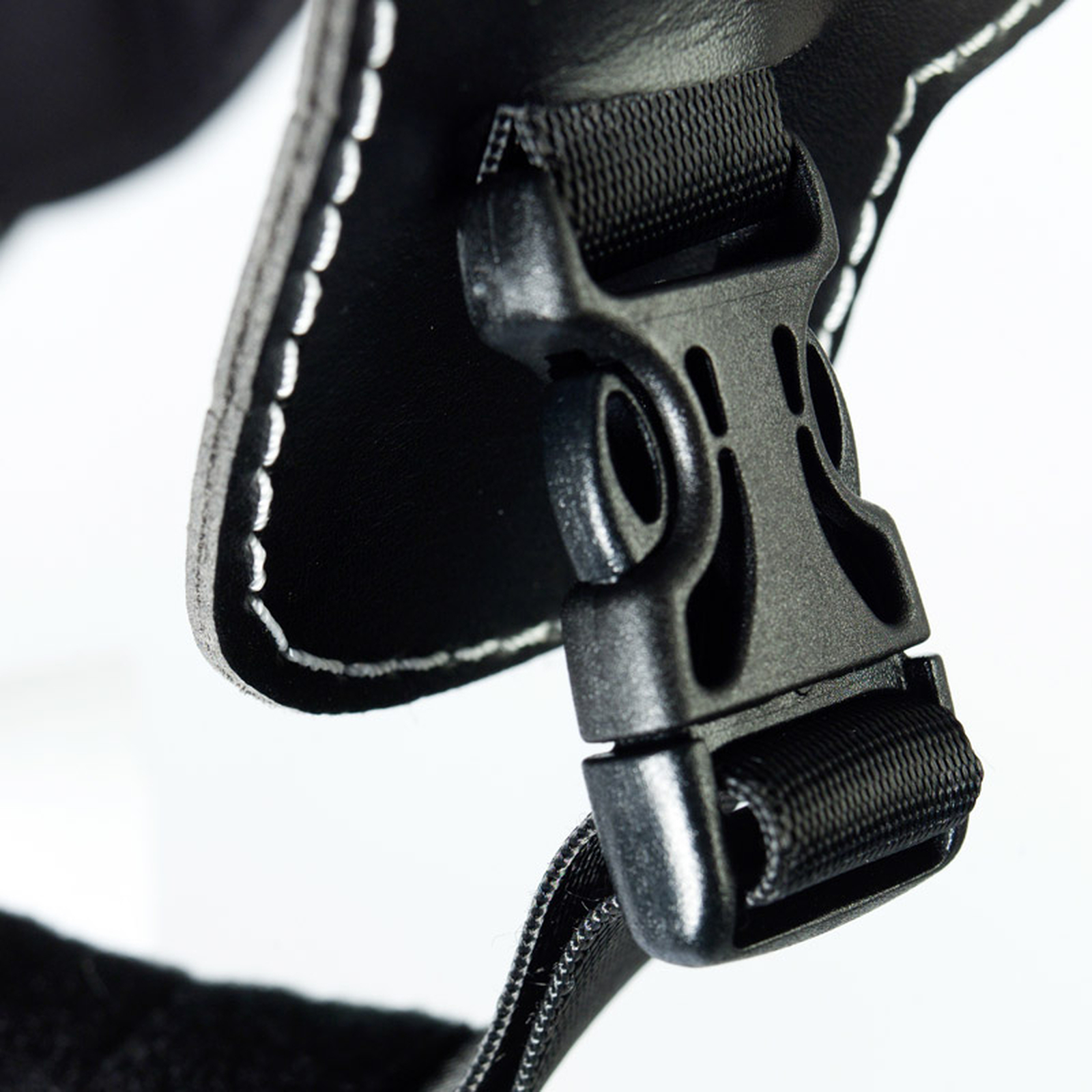 Finntack Elite hiilikuitukypärä