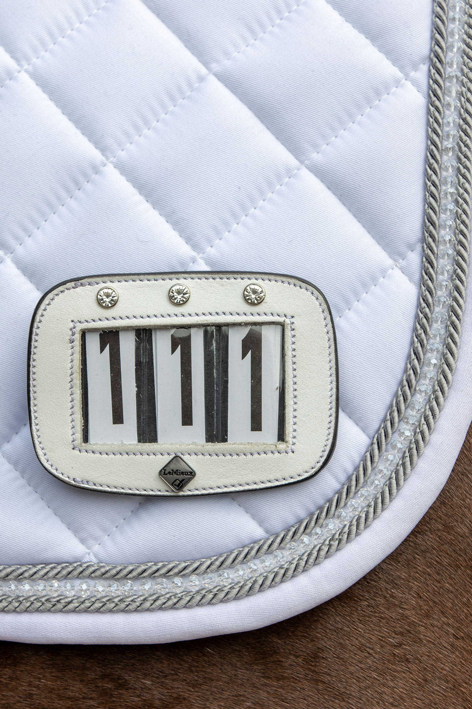 LeMieux satulanumeroiden pidike kristalleilla