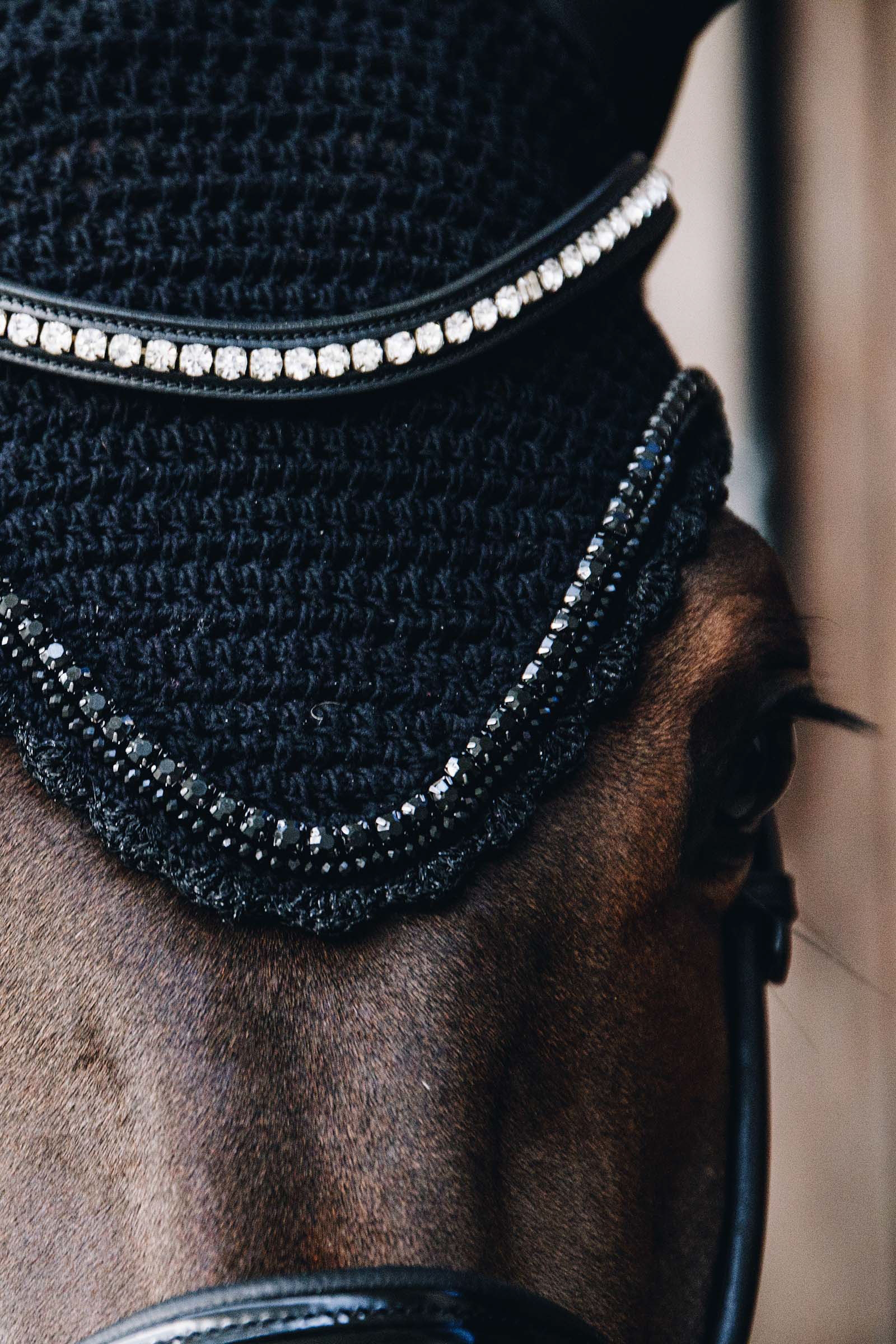 Kentucky Horsewear ääniä vaimentava korvahuppu timanteilla ja helmillä, pitkä malli