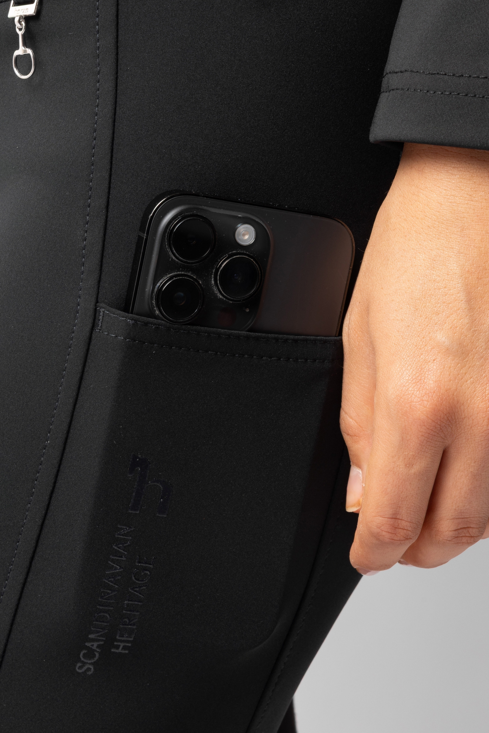 Horze Leonie naisten kokopaikkaiset ratsastushousut vegaanisesta mokkaj&auml;ljitelm&auml;st&auml;