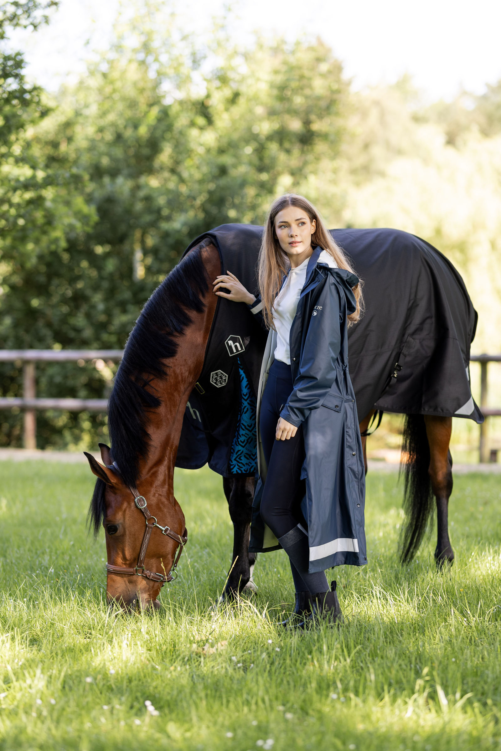 Horze Hazel naisten pitk&auml; sadetakki halkioilla