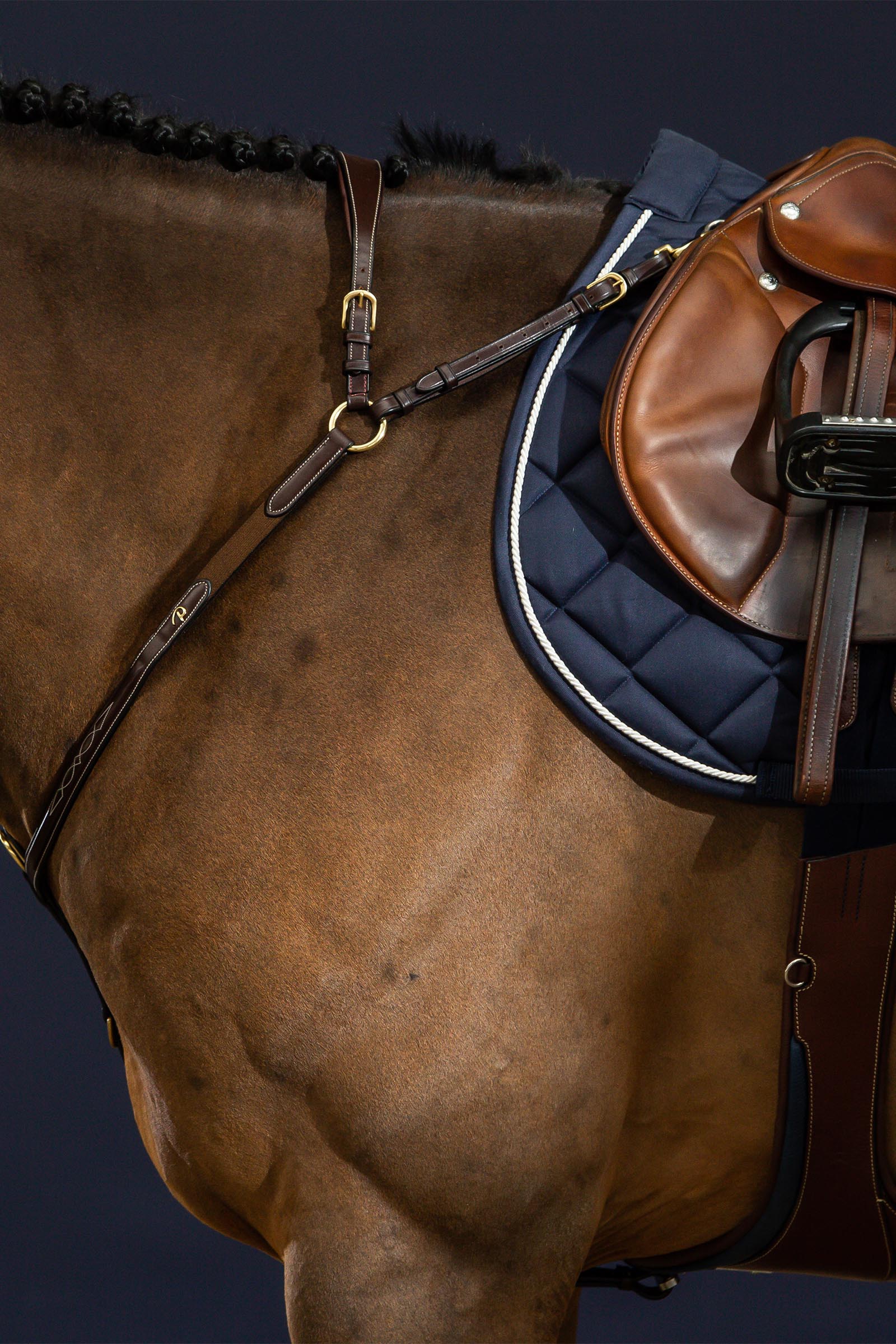 Dy'on D Collection rintaremmi sillalla