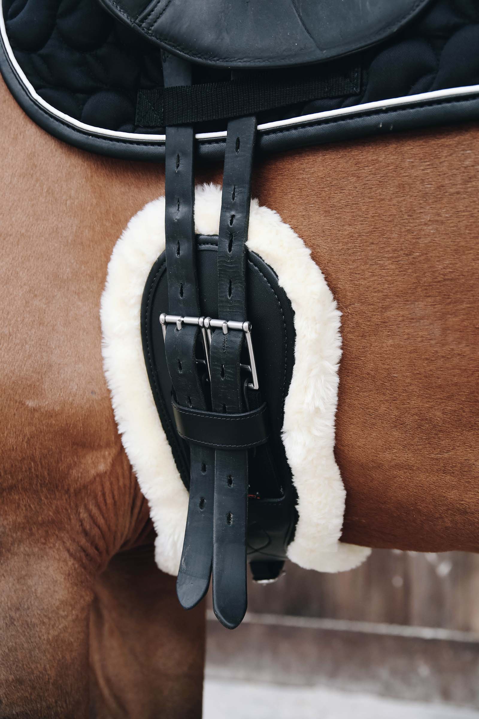 Kentucky Horsewear Sheepskin  satulavy&ouml;n pehmuste anatomiselle, lyhyelle satulavy&ouml;lle