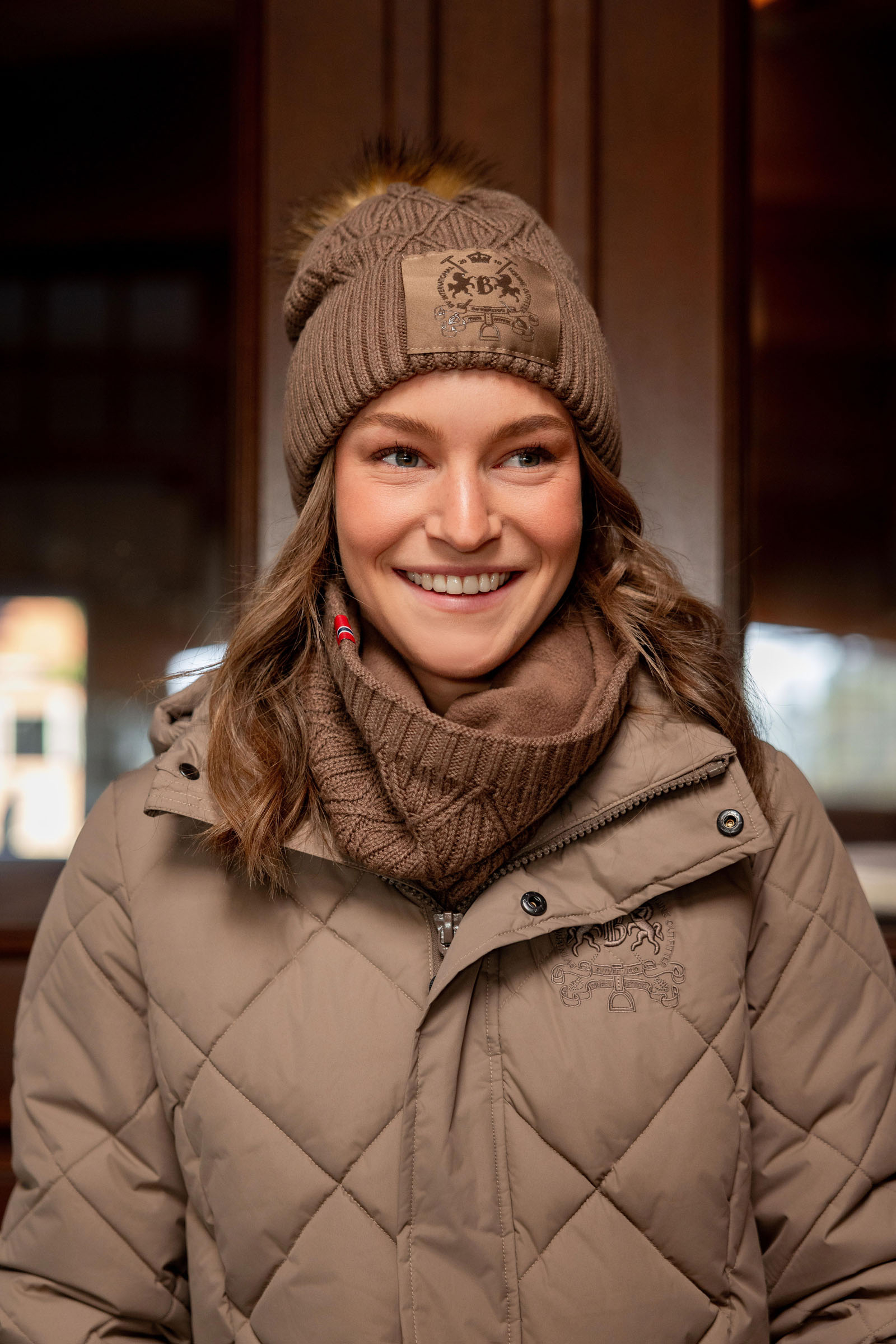 B Vertigo Faye Neulottu kauluri