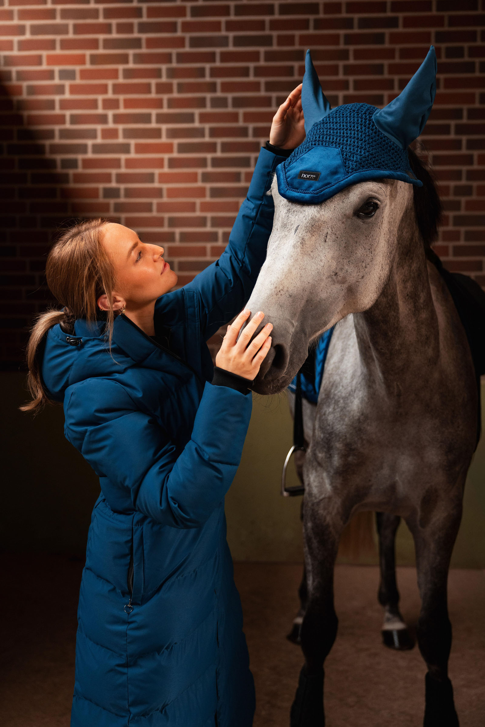 Horze Delémont korvahuppu