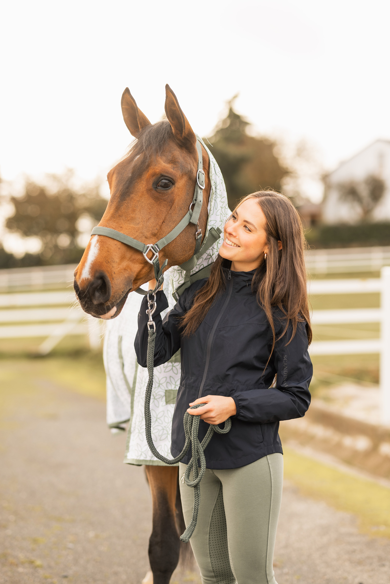 Horze Fiora kevyt vedenpit&auml;v&auml; ratsastustakki naisille