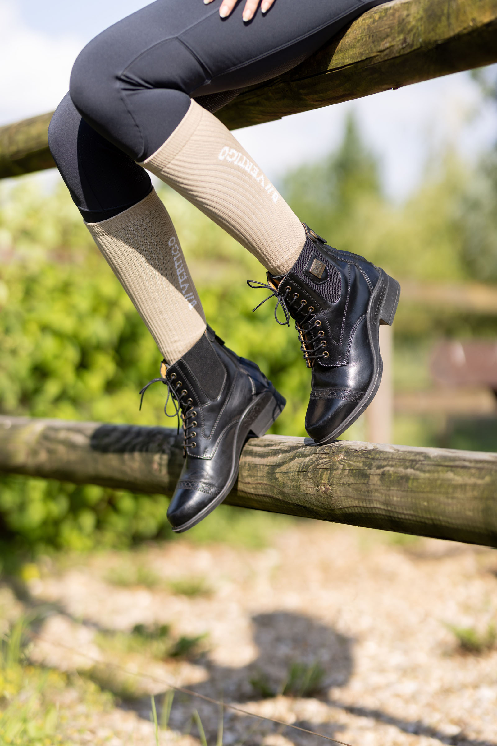 B Vertigo Jupiter naisten nahkajodhpurit nauhoilla