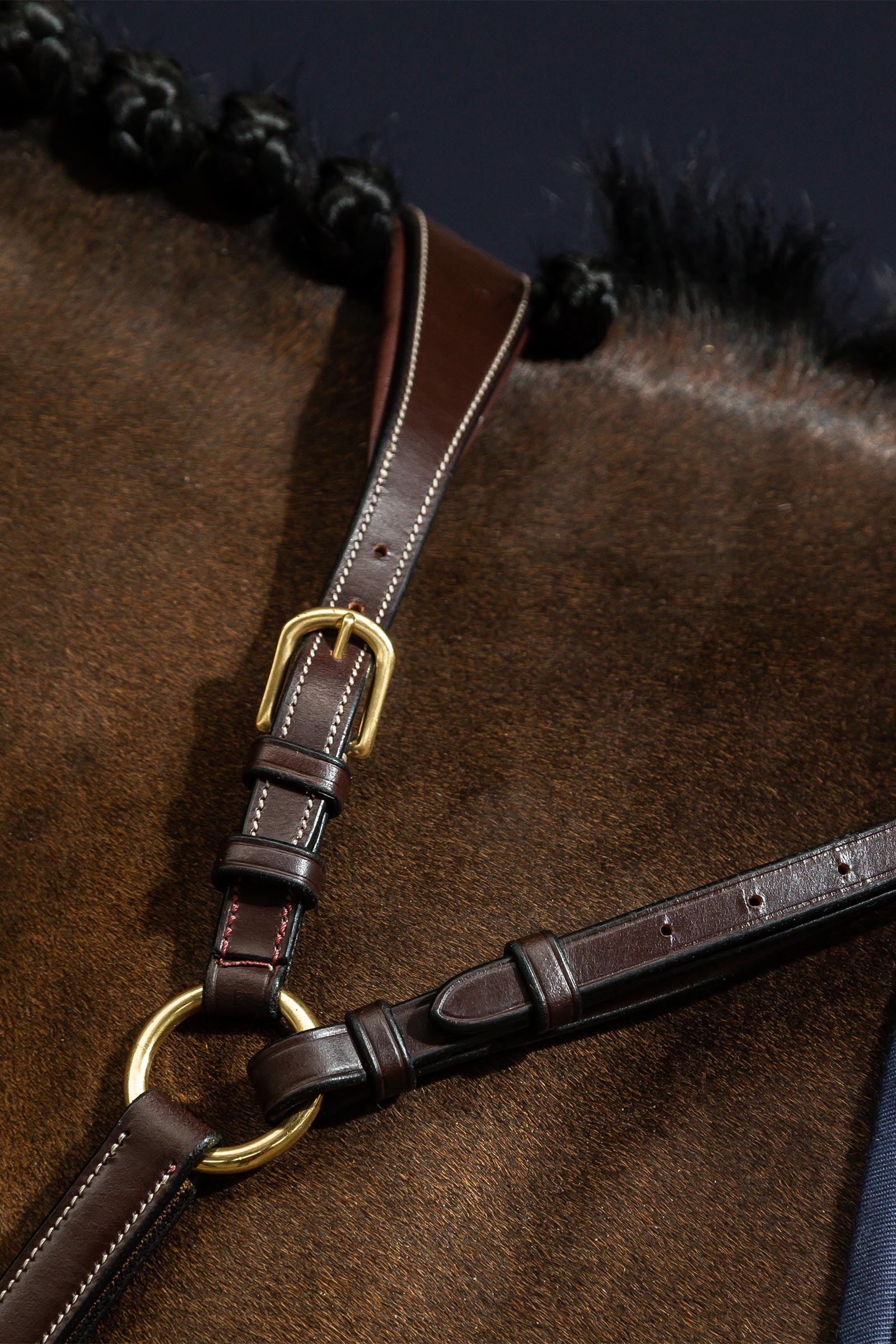 Dy'on D Collection rintaremmi sillalla