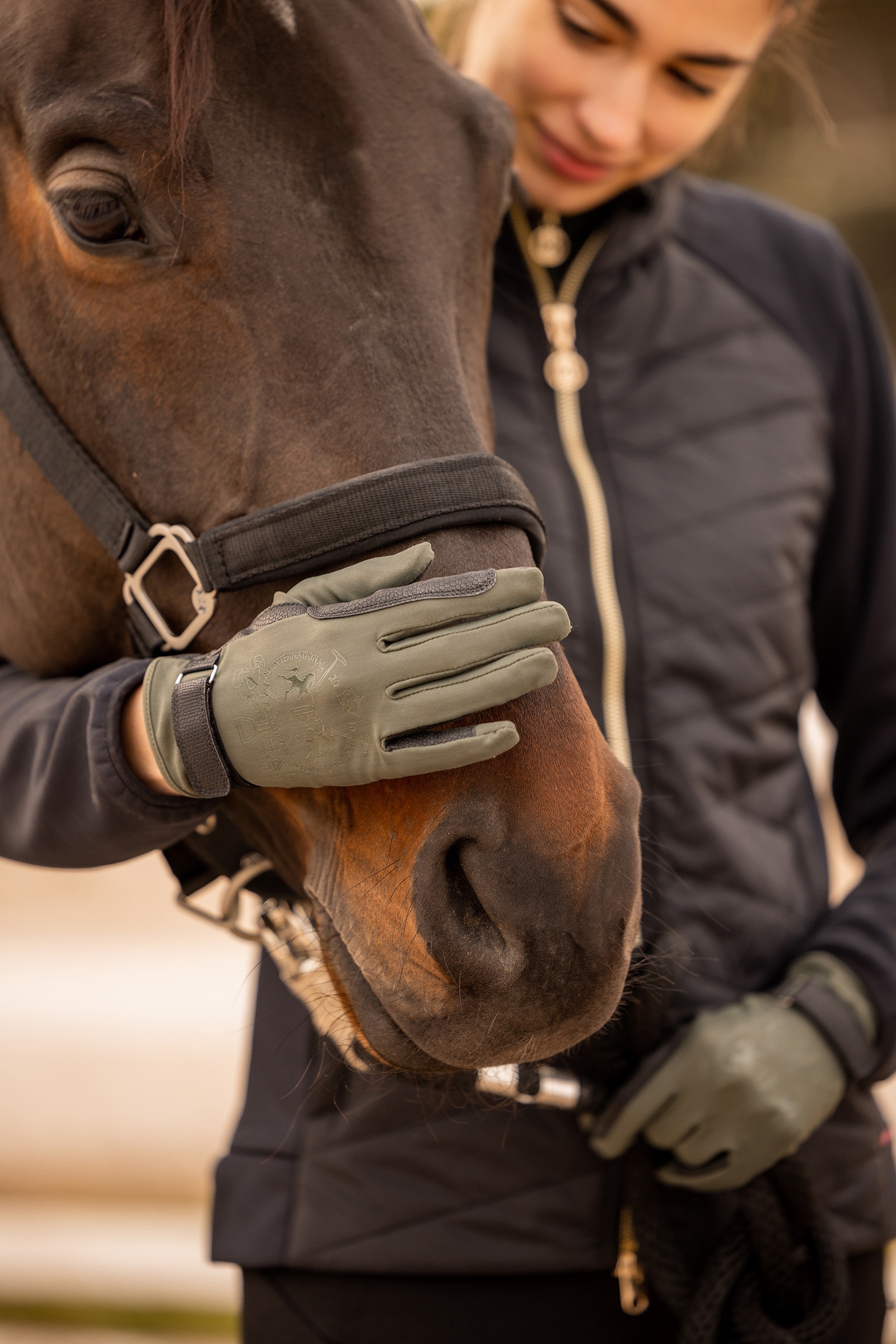 B Vertigo Laia naisten ratsastushanskat logopainatuksella