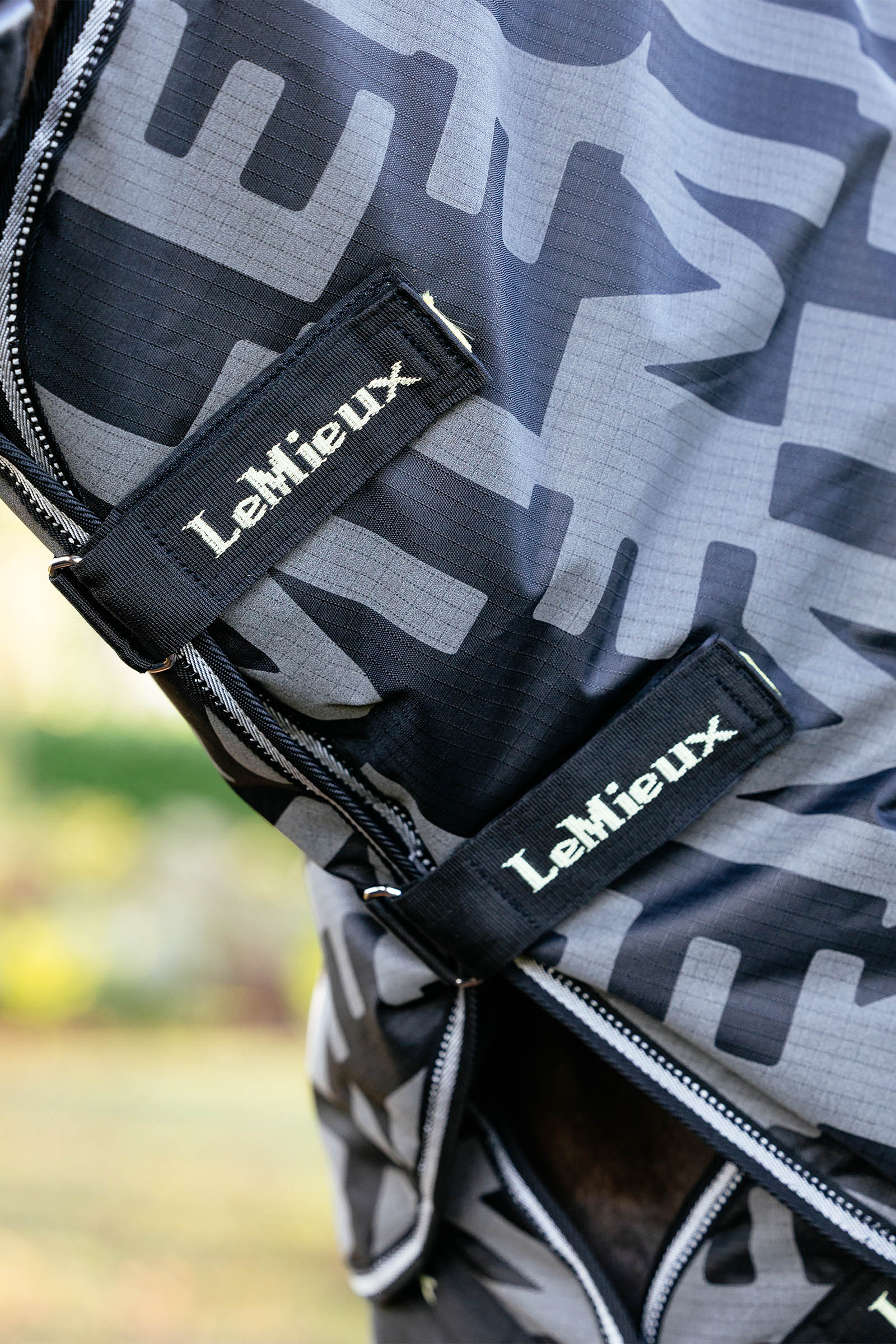 LeMieux Arika Heijastava k&auml;&auml;nt&ouml;matto irrotettavalla kaulaosalla, 0 g