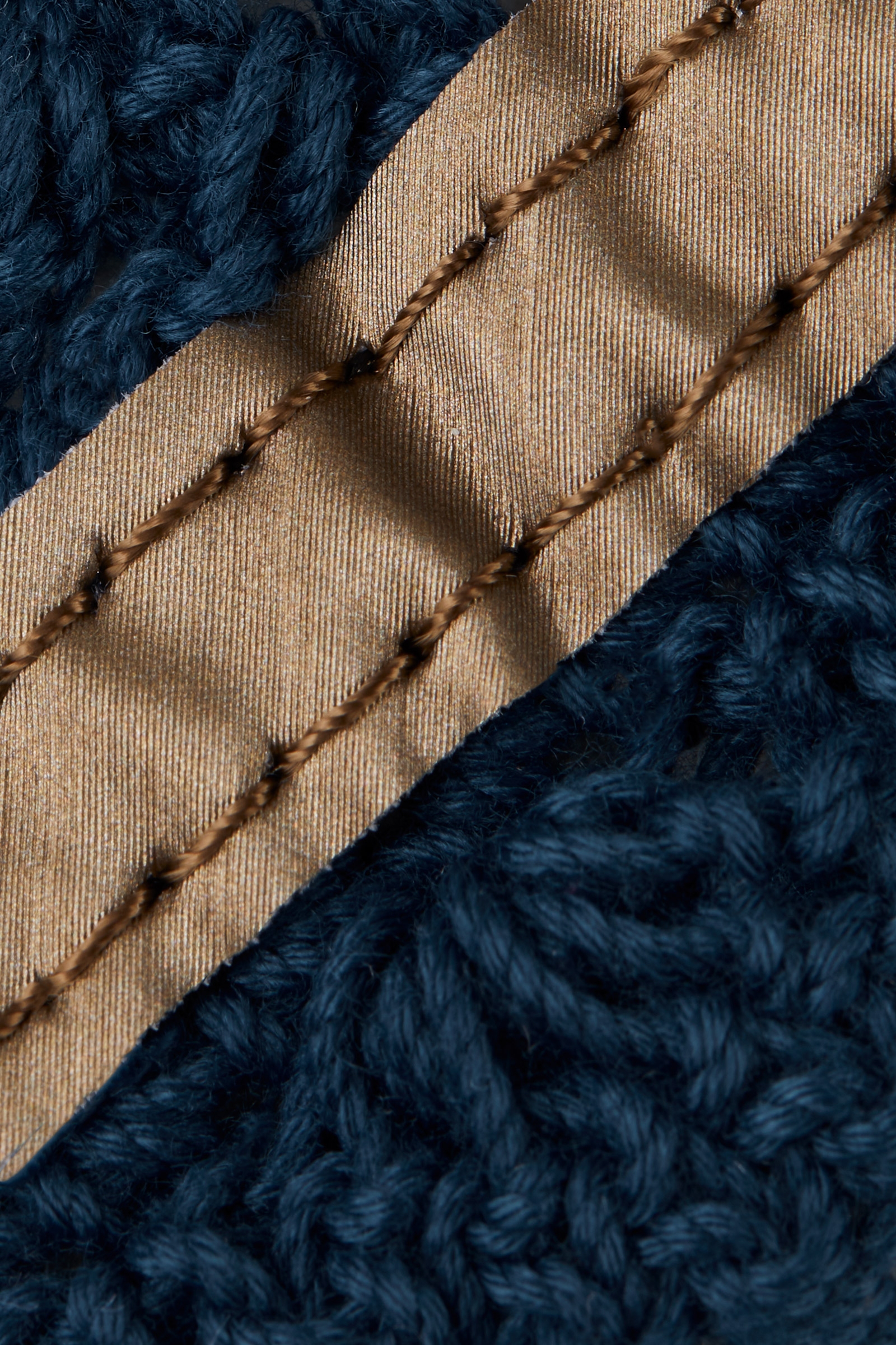 Horze Munich korvahuppu metallinv&auml;risill&auml; yksityiskohdilla