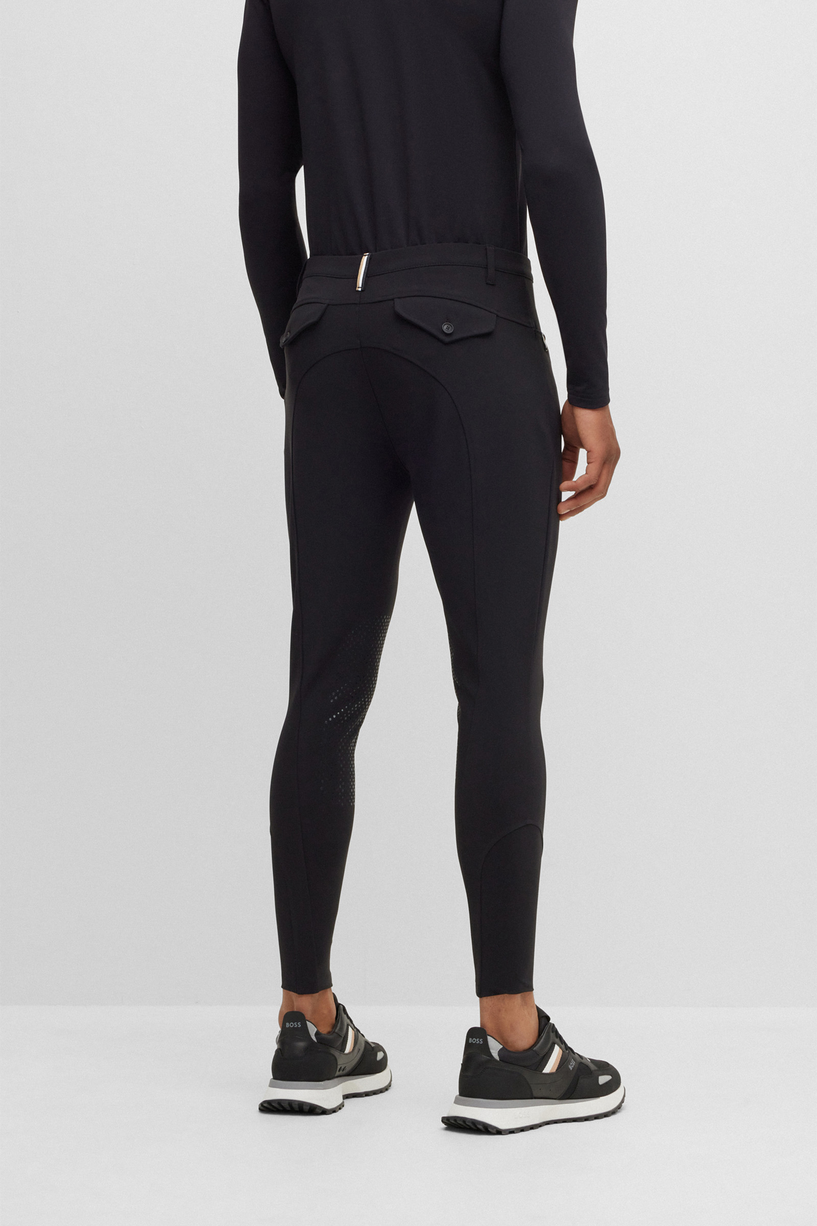 Boss James Polviotteen ottelevat kesäistä ratsastushousut