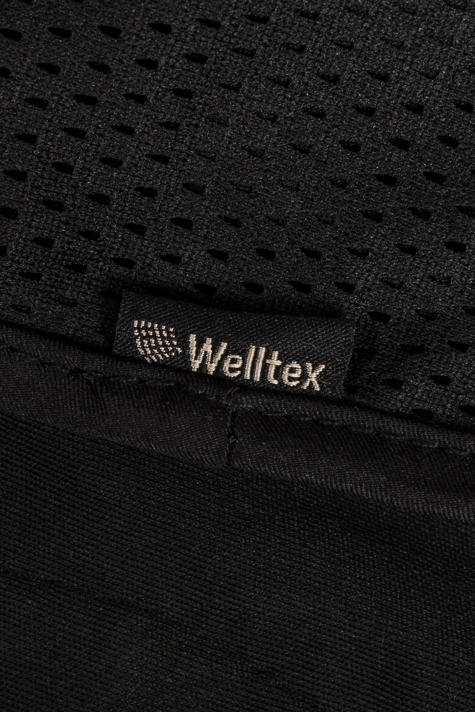 Back on Track &Auml;&auml;net&ouml;n Aureum-huppu