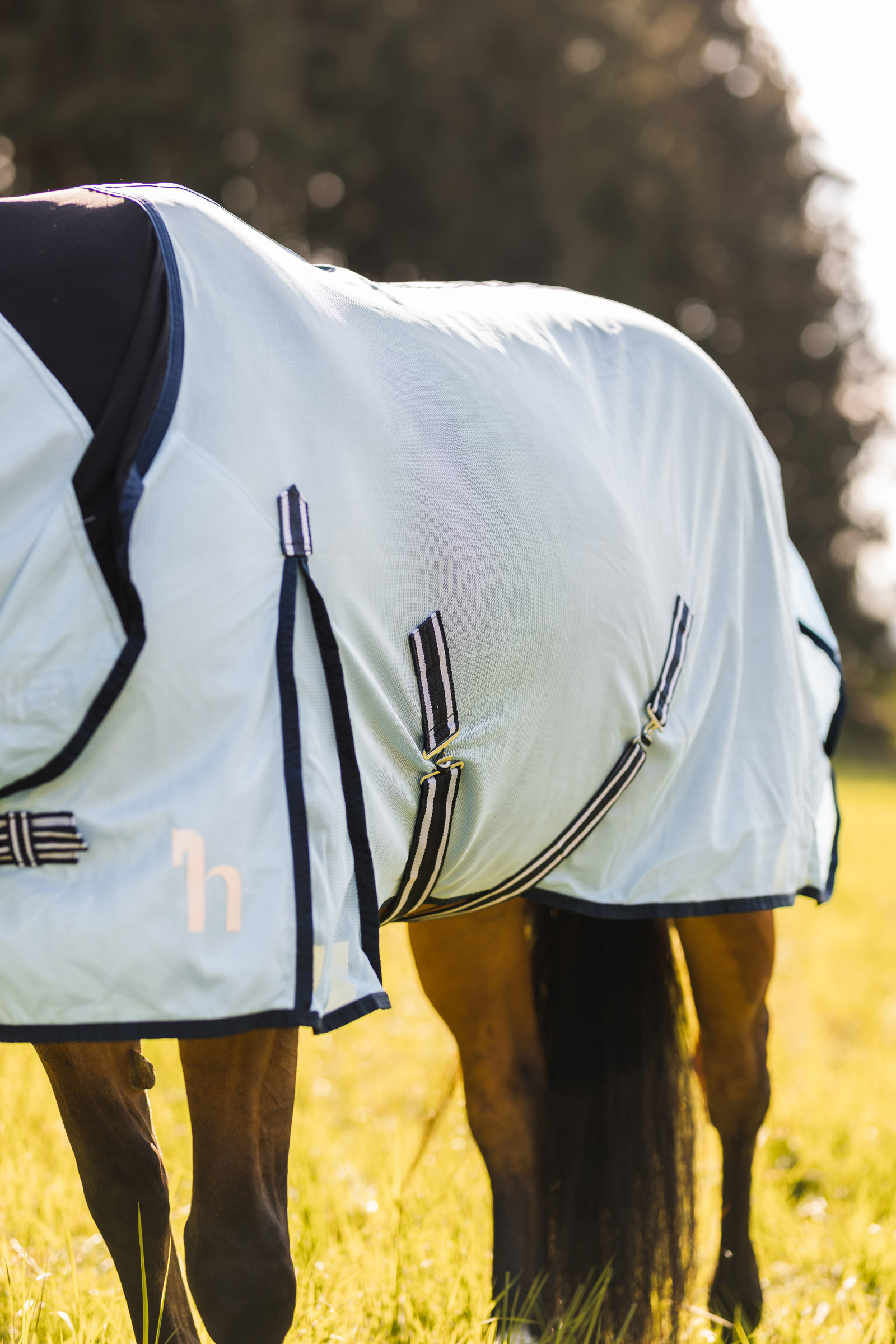 Horze Freja -kärpäsloimi kaulaosalla