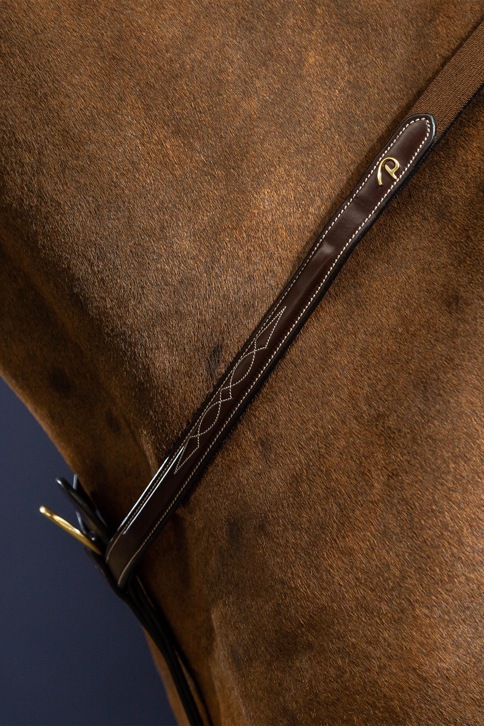 Dy'on D Collection rintaremmi sillalla