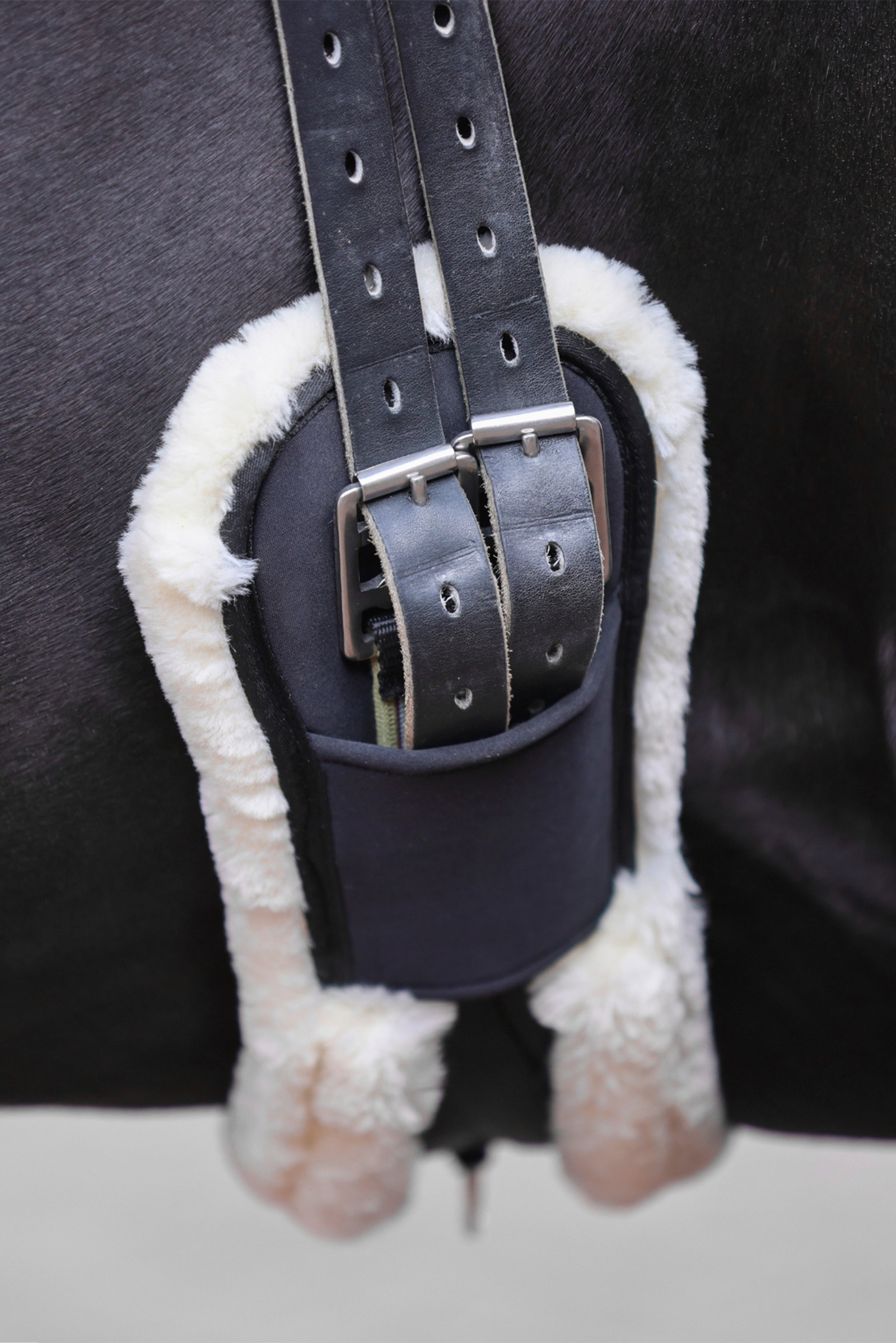 Covalliero lyhyt satulavyö tekoturkiksella