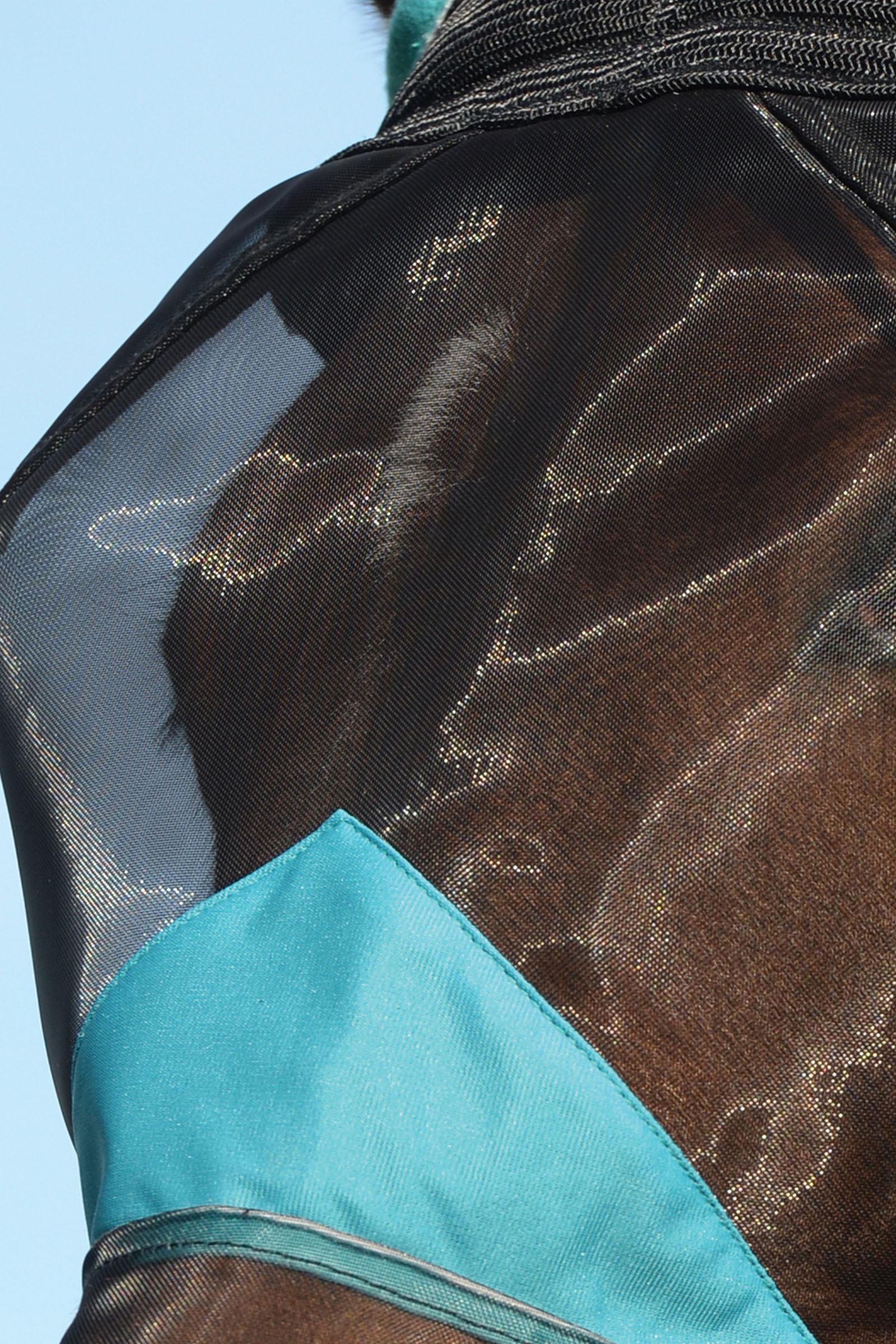 Weatherbeeta Comfitec Deluxe hienoverkkomaski korvilla ja tupsuilla