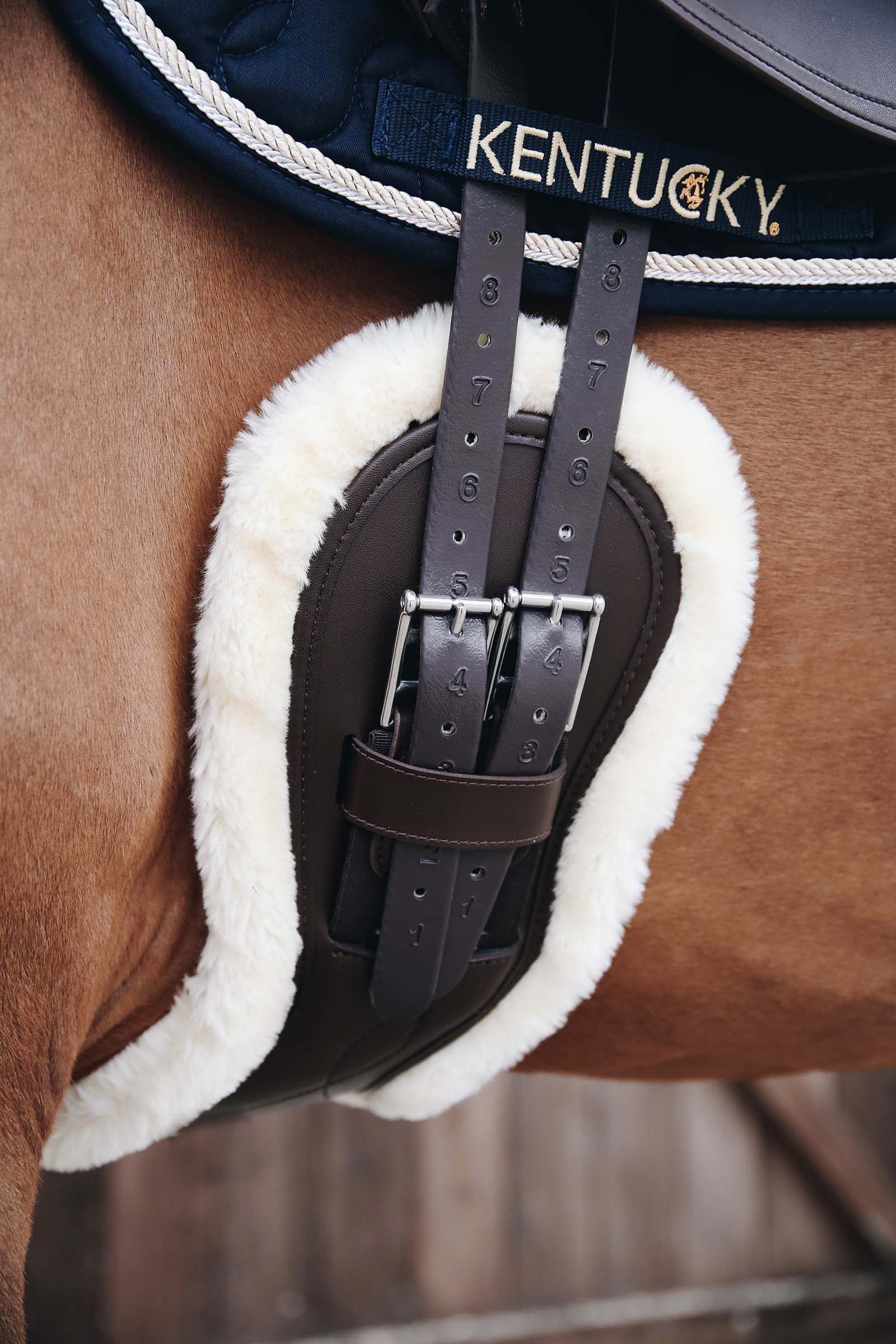 Kentucky Horsewear Sheepskin  satulavyön pehmuste anatomiselle, lyhyelle satulavyölle